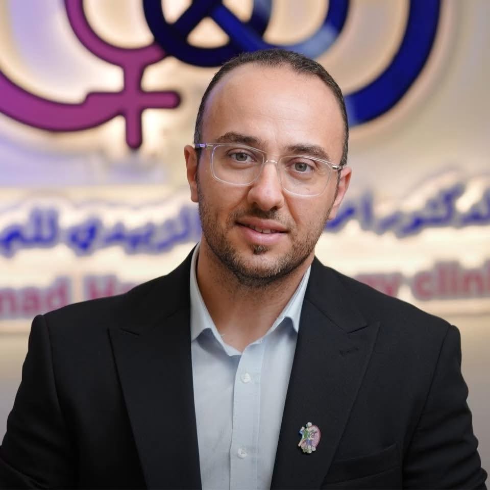 الدكتور أحمد حمزة الزبيدي في العيادة